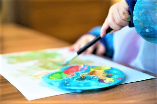 Enfant en train de peindre