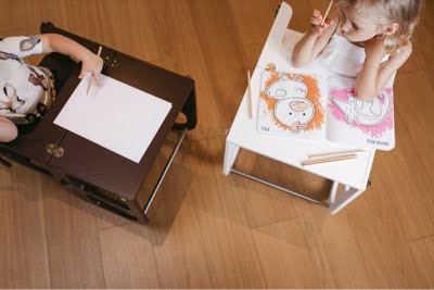 Enfants avec bureaux tour d'observation Montessori convertible