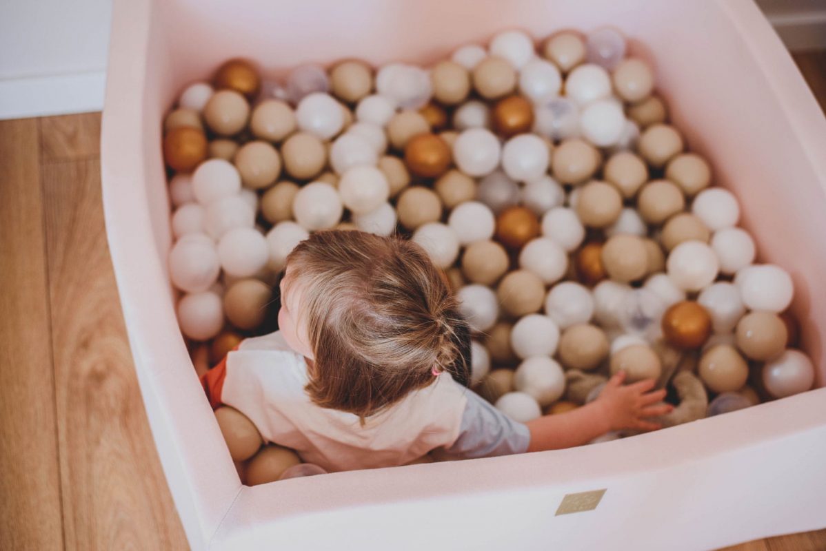 Piscine à balles carré rose avec enfant