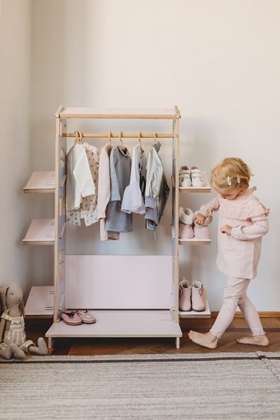 Petit dressing montessori pour chambre enfant - Livraison gratuite