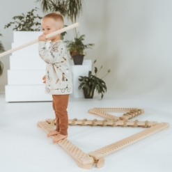 enfant travaillant son équilibre et jouant sur un set de Poutre d'équilibre en bois
