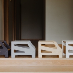 tour d'apprentissage a partir de quel age Tabouret Montessori gris blanc bois et noir