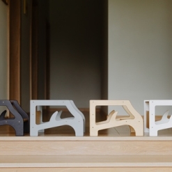 Tabouret Montessori noir, gris, blanc et couleur bois